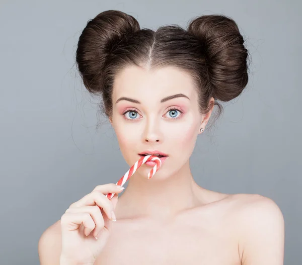 Güzel Bir Kadın Pembe Göz Makyajıyla Elinde Şeker Tutuyor — Stok fotoğraf