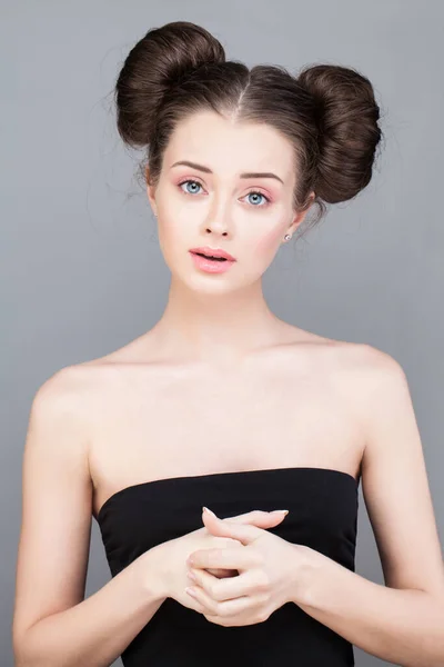 Mujer Modelo Hermosa Joven Con Maquillaje Moda Sobre Fondo Rosa —  Fotos de Stock