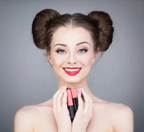 Belle Femme Avec Rouge Lèvres Maquillage Tenant Rouge Lèvres Coloré — Photo