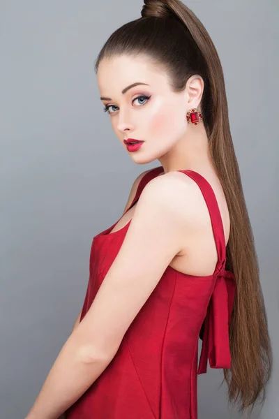 Krásná Okouzlující Žena Módní Model Culíkem Účes Nosit Červené Šaty — Stock fotografie
