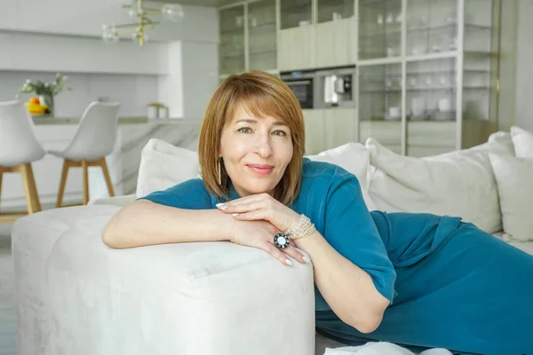 Smiling Mature Woman Sitting Sofa — Stock Photo, Image