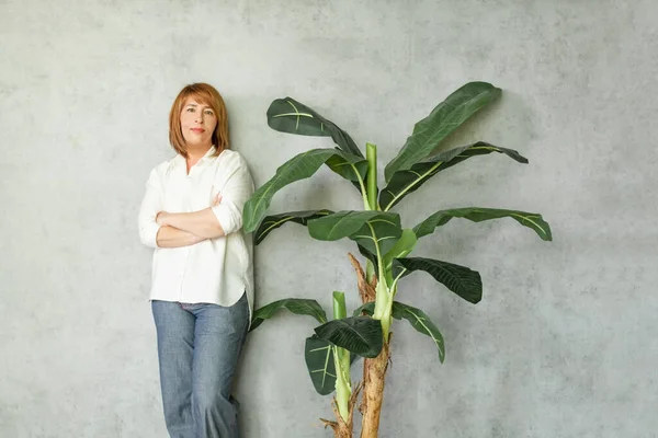 Roztomilý Jistý Zralý Žena Stojící Zelenou Rostlinou — Stock fotografie