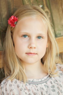 Güzel genç kız açık havada güneşli bir günde rahatlatıcı