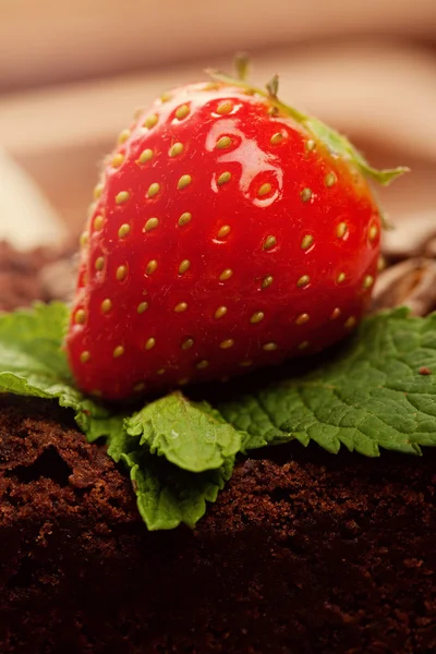 Erdbeere auf Schokoladenkuchen — Stockfoto