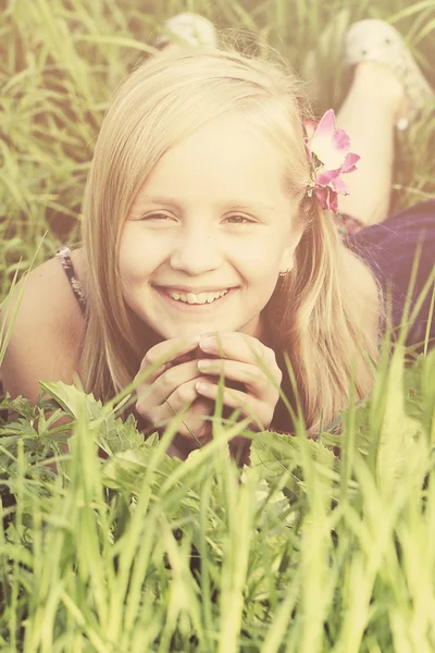 Zorgeloos lachende blond meisje op zonnige gras — Stockfoto