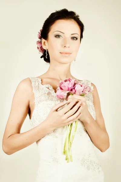 Novia de moda en vestido de noche vintage —  Fotos de Stock