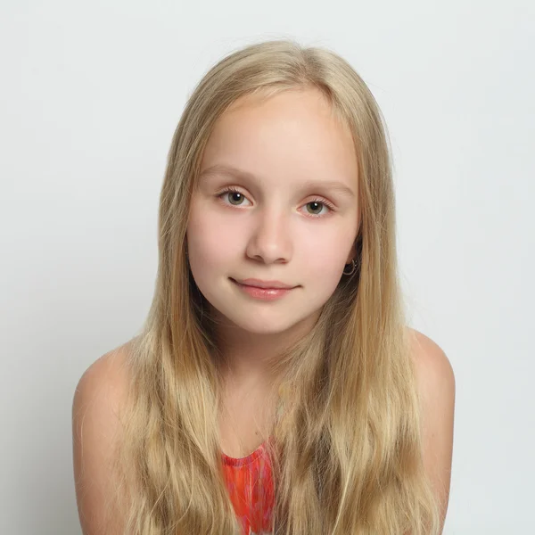 Ung tjej med blont hår — Stockfoto