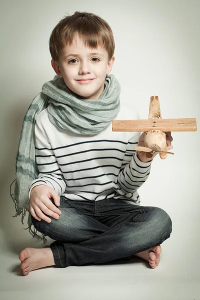 Uśmiechnięty chłopiec dziecko z zabawkami — Zdjęcie stockowe