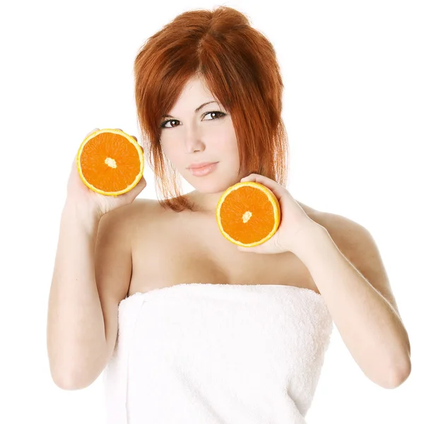 Hermosa mujer saludable spa con fruta naranja — Foto de Stock