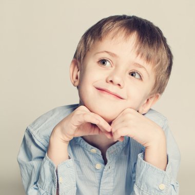 Şirin çocuk ararken