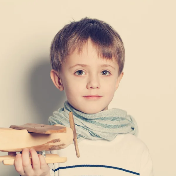 Bonito menino criança com brinquedos, retrato — Fotografia de Stock