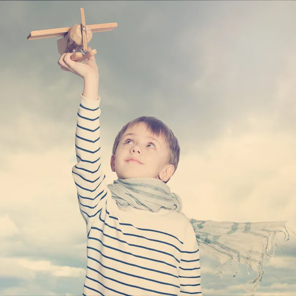 Ragazzino all'aperto sotto il cielo — Foto Stock