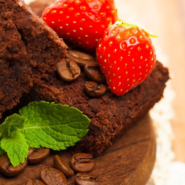 Bolo de chocolate Brownie e morango — Fotografia de Stock