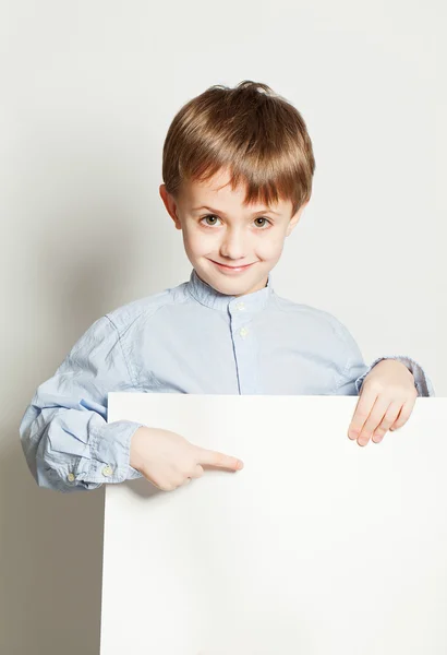 Niño y cartelera vacía —  Fotos de Stock