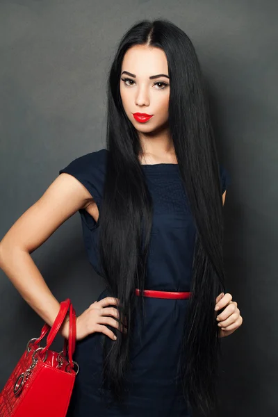 Modefrau mit schönen gesunden Haaren — Stockfoto