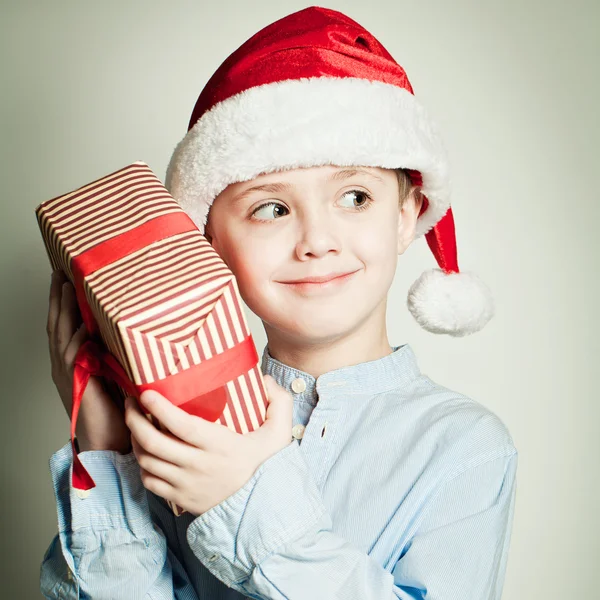 Criança com presente de Natal — Fotografia de Stock