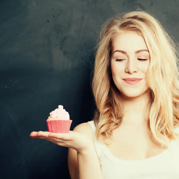 Красива усміхнена молода жінка з тортом — стокове фото