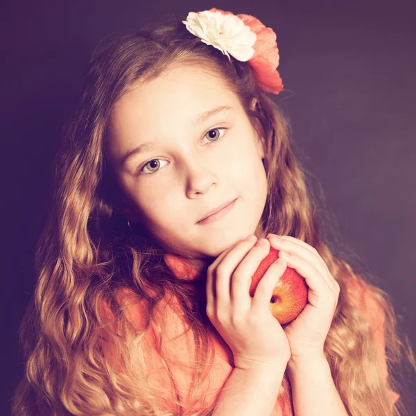 Flicka håller Apple frukt. — Stockfoto