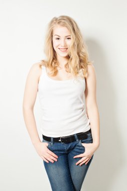 Arka plan üzerinde duran mutlu kadın