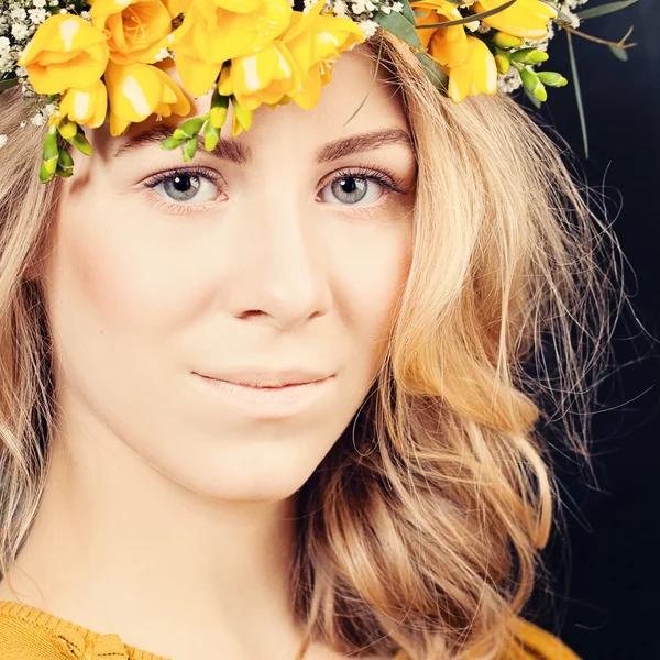 Mulher com flores — Fotografia de Stock