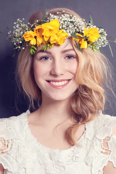 Mujer sonriente con hermosa sonrisa —  Fotos de Stock