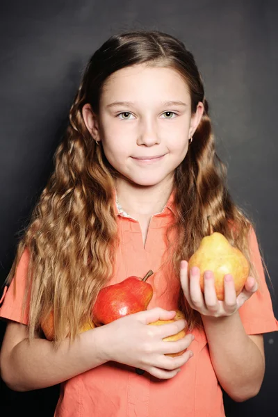 Glad liten tjej anläggning päron. — Stockfoto