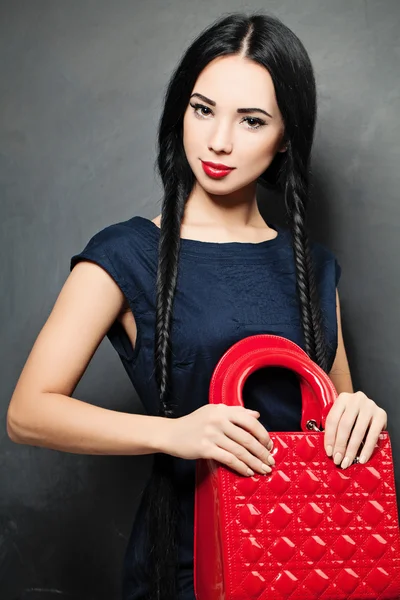 Çekici moda esmer güzellik zarif çanta ile — Stok fotoğraf