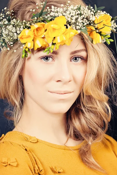 Mulher loira com flores. Maquiagem natural — Fotografia de Stock