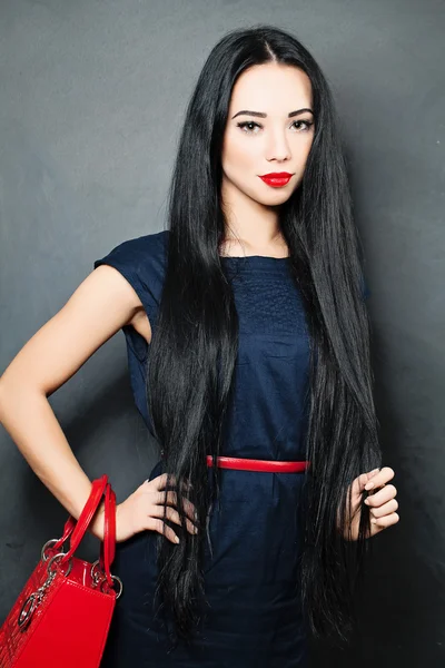 Joven hermosa mujer con cabello negro saludable. Foto de moda —  Fotos de Stock