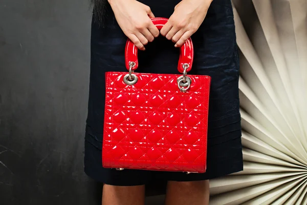 Bolsa de mão. Mulher com bolsa vermelha no fundo — Fotografia de Stock