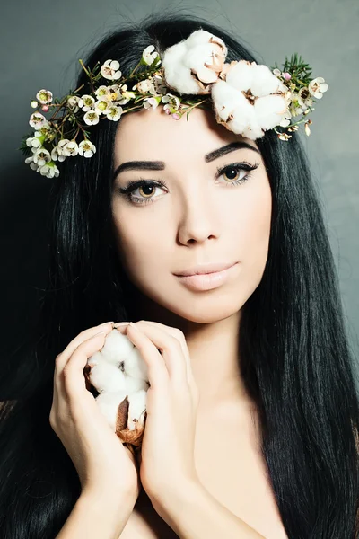 Retrato de una hermosa joven con flores. Maquillaje perfecto un —  Fotos de Stock