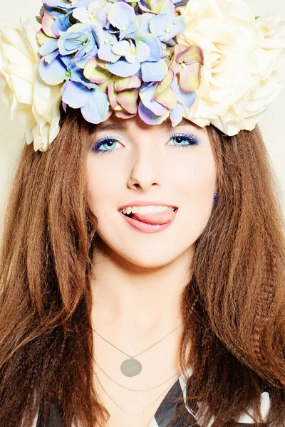 Jeune femme avec maquillage de mode et cheveux rouges — Photo