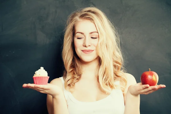 Mujer con comida sana y malsana. Difícil elección. Overwei. —  Fotos de Stock