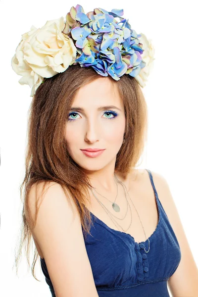 Cute Face. Fashion Woman with Makeup and Hairstyle with Flowers — Stock Photo, Image