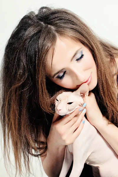 Donna felice e gatto senza peli Sphynx — Foto Stock