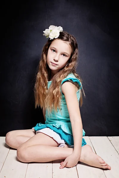 Petite fille mignonne. Portrait de jeune adolescent sur fond sombre — Photo