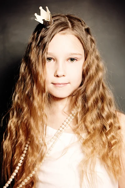 Портрет молодой девушки моды. Милое личико, длинные кудрявые волосы, принцы — стоковое фото