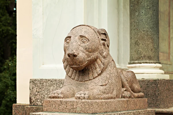 Peterhof palast heiliger petersburg russland. Löwenskulptur — Stockfoto