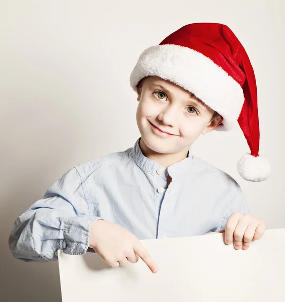 Weihnachtskind mit weißem Bannerhintergrund. glückliche kleine bo — Stockfoto