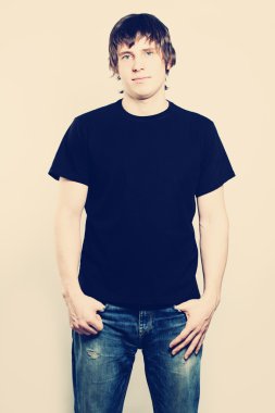 Casual adam siyah T-shirt giyen