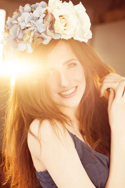 Mujer Modelo de Moda Feliz con Pelo Rojo y Flores a la Luz del Sol —  Fotos de Stock