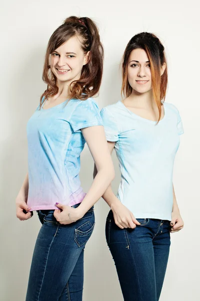 Dwie słodkie dziewczyny na sobie T-Shirt. Moda piękny portret dwóch młodych wo — Zdjęcie stockowe