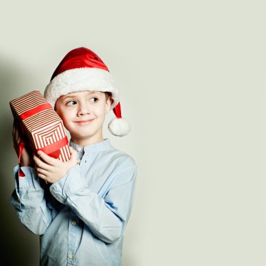 Noel çocuk çocuk ve Noel hediyesi. Hediye kutusunda nedir?