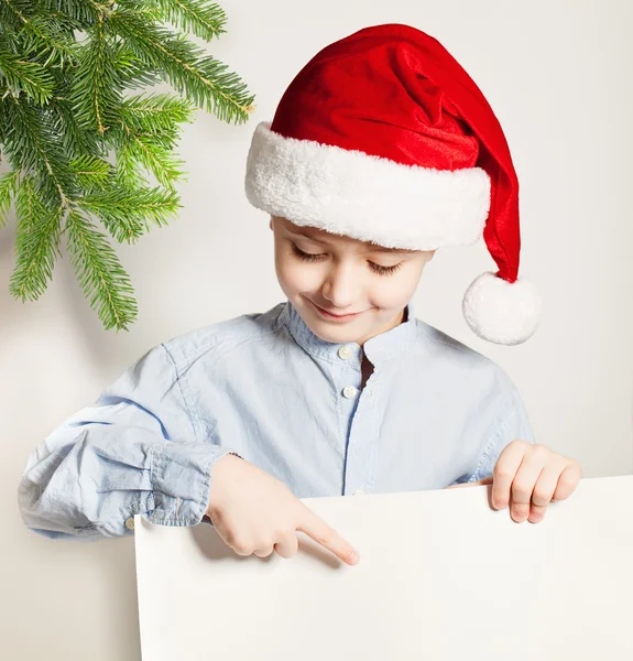 Рождественское дитя Симпатичный маленький мальчик и белое знамя — стоковое фото