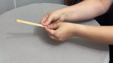 Tahta çubuklar kırılıyor, gıcırdıyor, çatlıyor