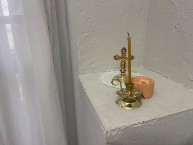 Mumlar ve haçla ev ortodoks sunağı