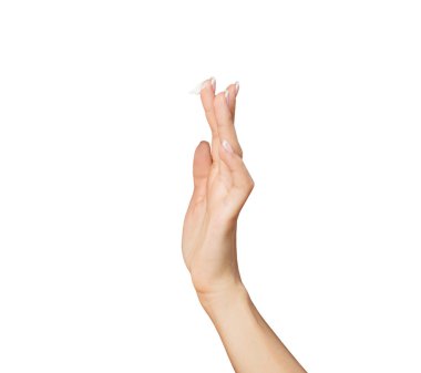 Beyaz arka planda izole edilmiş nemlendirici krem ile kadın elinin yakın çekimi