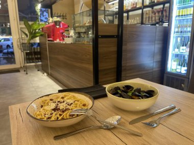 Bir kase makarna ve bir kase musselini.