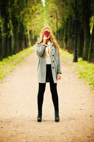 Vrouw met najaar blad. Val Concept — Stockfoto