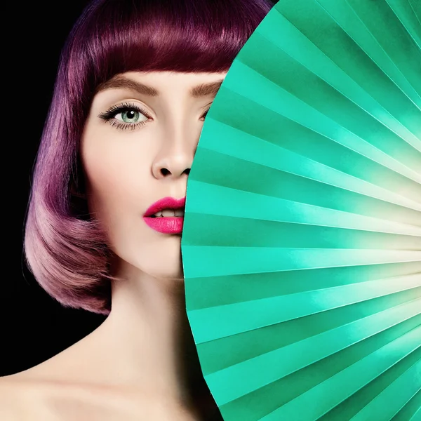 Bella donna. Colorazione colorata Capelli, trucco e carta verde — Foto Stock